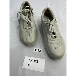 Womans Easy Spirit Walk Run Casual Sneakers 10 2E Lace Up Beige NWOT